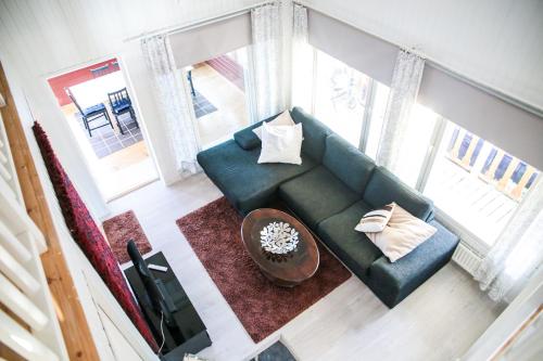 an overhead view of a living room with a green couch at Rantakari Cottage in Kotka