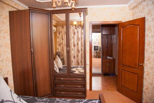 ザポリージャにある2 rooms apartment on str. Shkilna 22. Luxury class. Centreのベッドルーム1室(鏡付きの大きな木製キャビネット付)