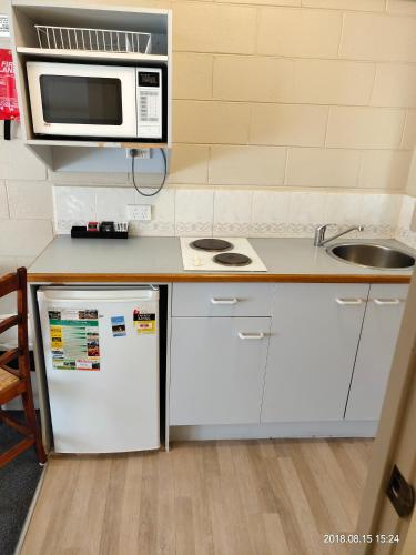 Η κουζίνα ή μικρή κουζίνα στο Coachman Motel and Holiday Units