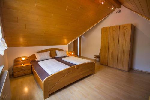 オーバーキルヒにあるSteinhofの木製の天井が特徴のベッドルーム1室(ベッド1台付)