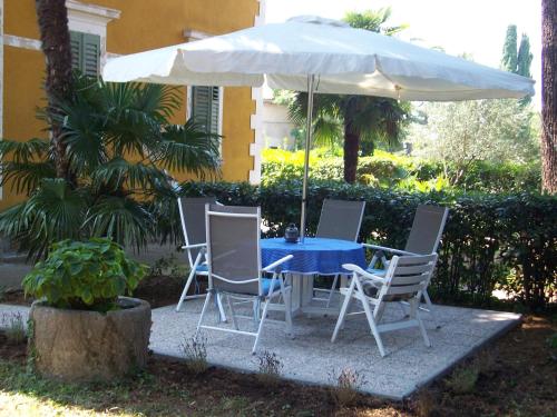En hage utenfor apartman Cedra