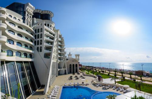 uma vista aérea do hotel e do oceano em The Grand Gloria Hotel em Batumi