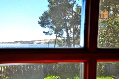 una ventana con vistas al lago en Vila Kopa Nida, en Nida