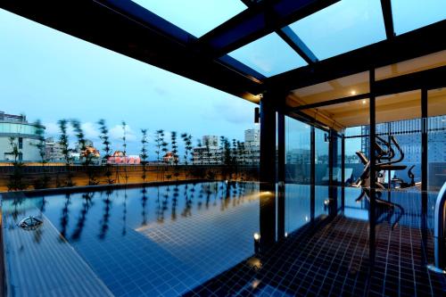 a swimming pool on the roof of a building at Kun Tour in Taichung