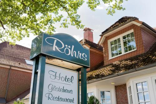 a sign in front of a house at Hotel Röhrs in Visselhövede