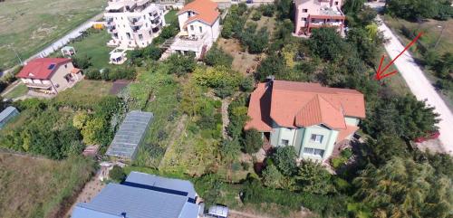 una vista aérea de una casa con una flecha roja en Dalina Mamaia Nord en Mamaia-Sat