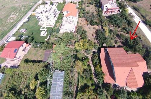 una vista aérea de una casa con una cruz roja en Dalina Mamaia Nord en Mamaia-Sat