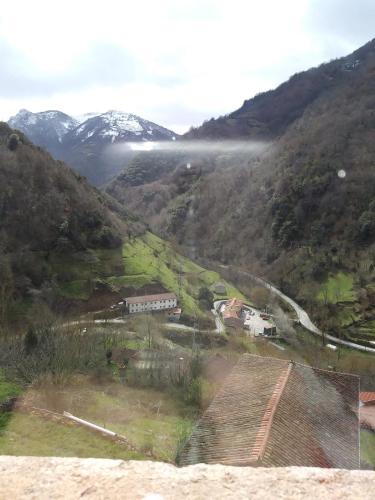 a view of a valley with snow capped mountains at Aparatamento Rural El Oso 3 in Pola de Somiedo