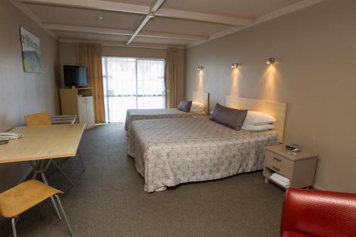 Un pat sau paturi într-o cameră la Aspen Manor Motel