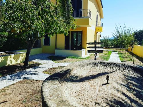 a building with a bird sitting on the ground in front of it at B&B 500 Miglia  in Tempio Pausania