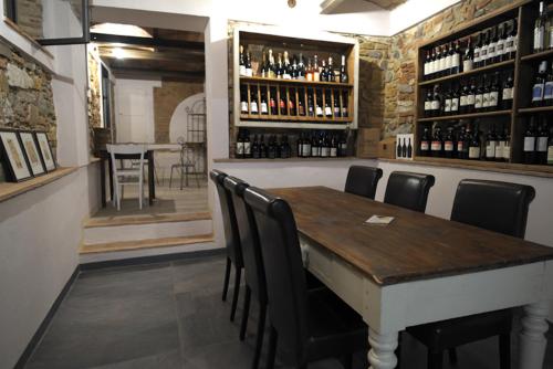 a dining room with a wooden table and chairs at Casa Del Principe in Gambassi Terme