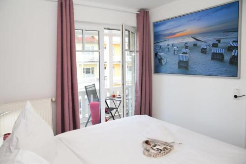 キュールングスボルンにあるStrandschlösschen Appartement 19のベッドルーム1室(ベッド1台付)が備わります。パティオの景色を望めます。