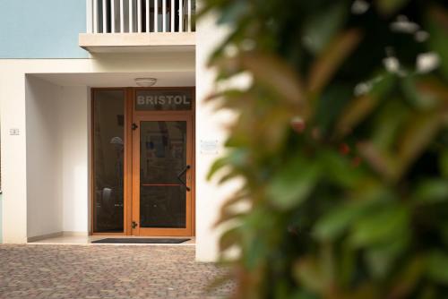 ビビオーネにあるResidence Bristol Bibioneの木製の扉付きの建物の入口