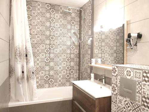 y baño con ducha, lavabo y aseo. en Les Clés du Bonheur by Beds4Wanderlust, 47m2 avec Terrasse privative & Parking-RER B TGV 10min-Orly 20min, en Massy