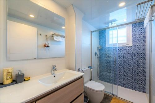 サロウにあるLa Siesta Puerto Ricoのバスルーム(トイレ、洗面台、シャワー付)