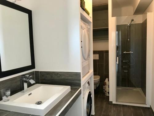 une salle de bain avec un lavabo et une douche dans l'établissement Appartement 80m2 dans Villa, à Propriano