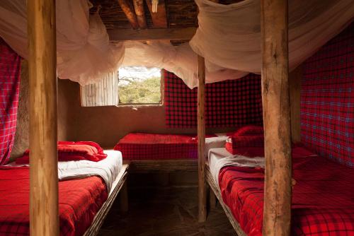 Кровать или кровати в номере Maji Moto Maasai Cultural Camp