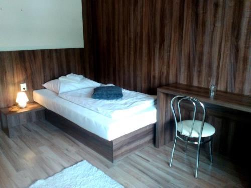 Una cama o camas en una habitación de Hotel Garni