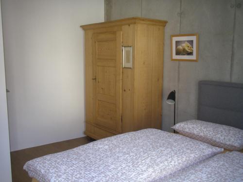 1 dormitorio con 2 camas y armario de madera en Studio3 en Eisenach