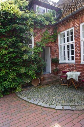 a brick house with a bench and a door at Bahnhof Vaale Kehrwieder in Vaale