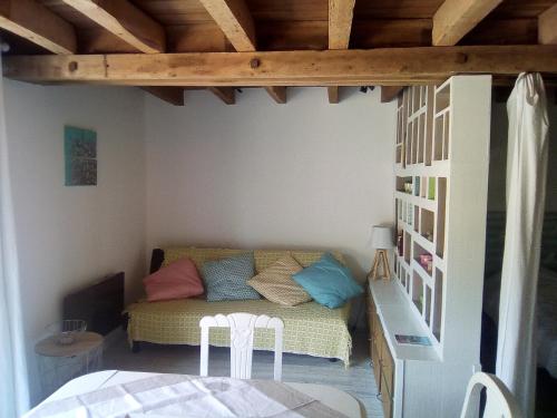 Saint-Branchsにある21 Les Boissièresのベッドとテーブル付きの小さな部屋