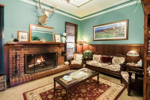 a living room with a fireplace and a couch at Rustic Refuge Guesthouse in Kalorama