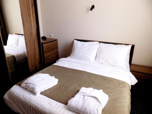 Una cama o camas en una habitación de Garden Palace