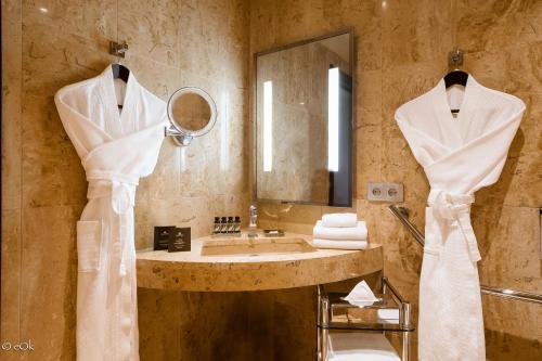 een badkamer met een wastafel en een spiegel bij B Montmartre in Parijs