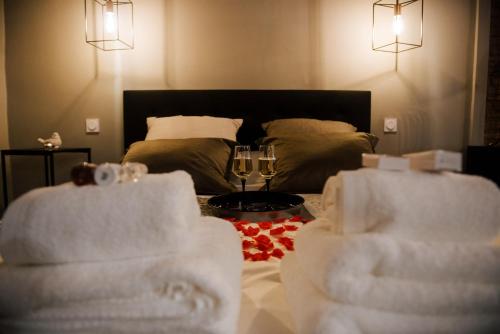 a room with a bed and a table with towels at La Suite Romantique avec Jacuzzi au Cœur de Perpignan in Perpignan