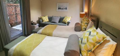 Ein Bett oder Betten in einem Zimmer der Unterkunft Gardenview Guest House