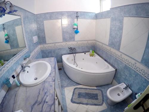 Ett badrum på Nonna Enza Apartment