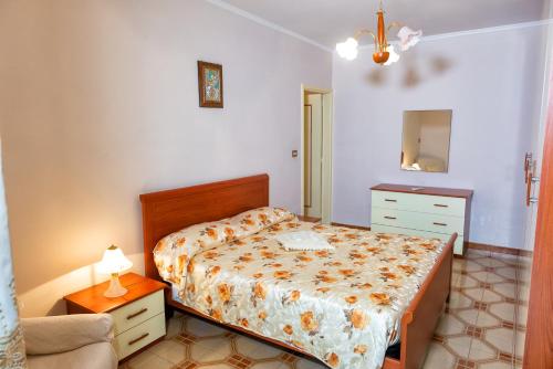 - une chambre avec un lit, une commode et un miroir dans l'établissement Nonna Enza Apartment, à Atrani