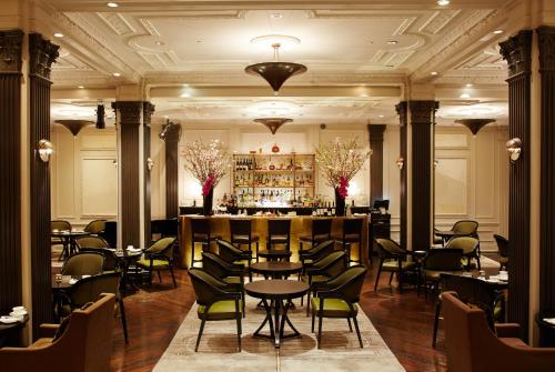 un ristorante con tavoli e sedie e un bar di The Pierre, A Taj Hotel, New York a New York