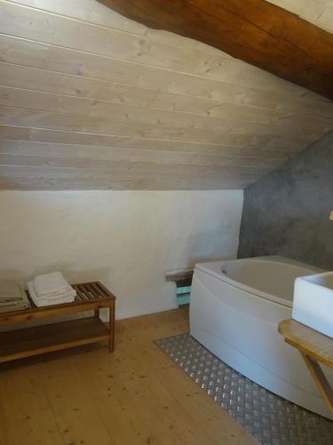 Cette chambre dispose d'une baignoire et d'un plafond en bois. dans l'établissement la bulle de Chapaize, à Chapaize