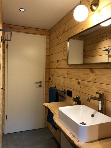 Ένα μπάνιο στο Chalet de charme, le "Caribou Lodge", Eifel belge