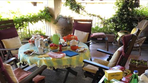 パラーティコにあるCa Bobeのパティオ(テーブル、食べ物、ドリンク付)