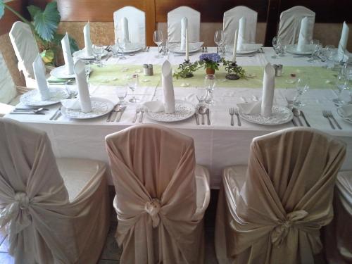 Restaurace v ubytování Gostišče - Guest house STARI HRAST