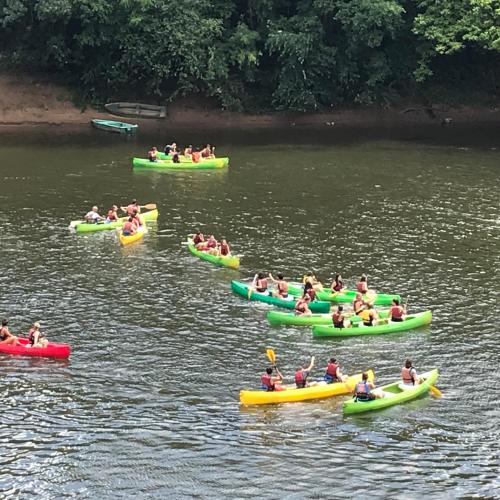 a group of people in kayaks on a river at La Rebière d'Or, B&B et Gîte in Mouleydier