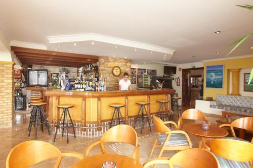 El salón o zona de bar de Hostal Mar y Huerta