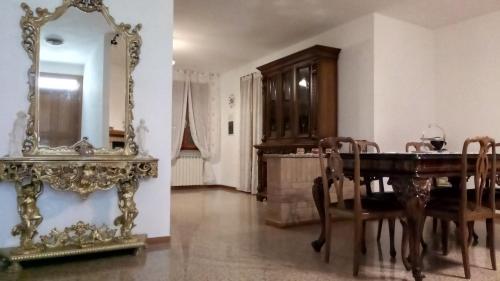 a dining room with a table and a mirror at Villa Berra - Via Postale 63/A in Berra