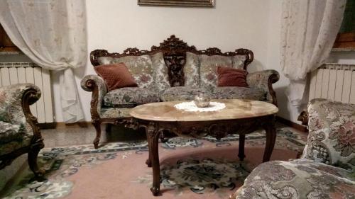 a living room with a couch and a table at Villa Berra - Via Postale 63/A in Berra