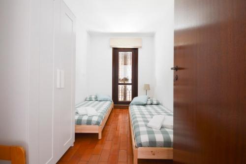 a hallway with two beds in a room at Sesimbra 99 - T2 Apartment in Sesimbra