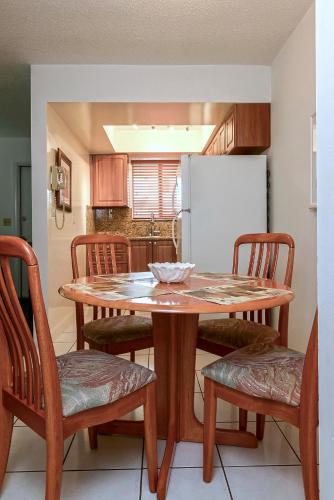 a kitchen with a table and chairs and a refrigerator at Shell Motel Hollywood in Hollywood