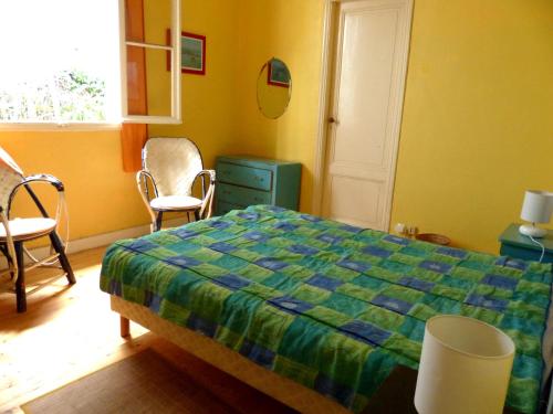 ピラ・シュル・メールにあるCharmante villa, 100m de la plageのベッドルーム1室(ベッド1台、椅子、窓付)
