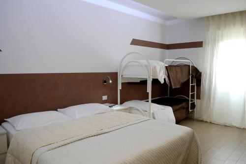 1 dormitorio con 2 camas y 1 litera en B&B Dimora Silvestri, en Polignano a Mare