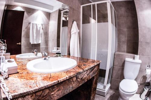 Koupelna v ubytování Titagion Hotel
