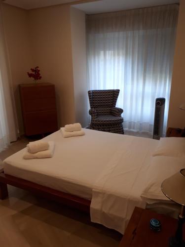um quarto com uma cama com duas toalhas em Calle Periodista Pirula Arderius, 1 Primero em Alicante
