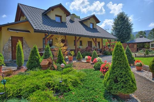 Zdjęcie z galerii obiektu Całoroczne domki apartamentowe "Pod lipą" Izabela Konopelska w mieście Ustrzyki Dolne