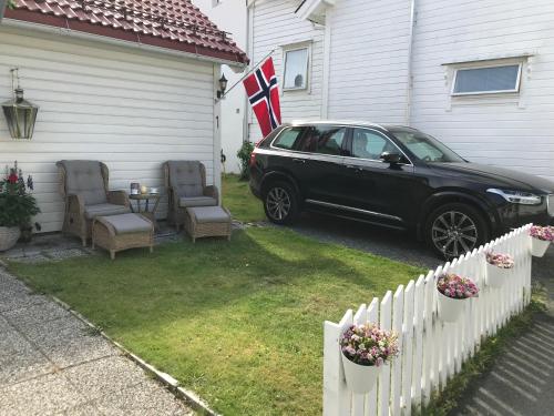 Κήπος έξω από το Koselig Landsbyhus i Nordfjord