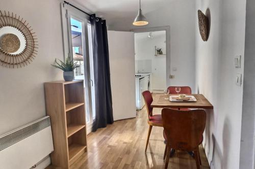une petite salle à manger avec une table et une chaise dans l'établissement Les Appartements d'Edmond St Sebastien, à Marseille